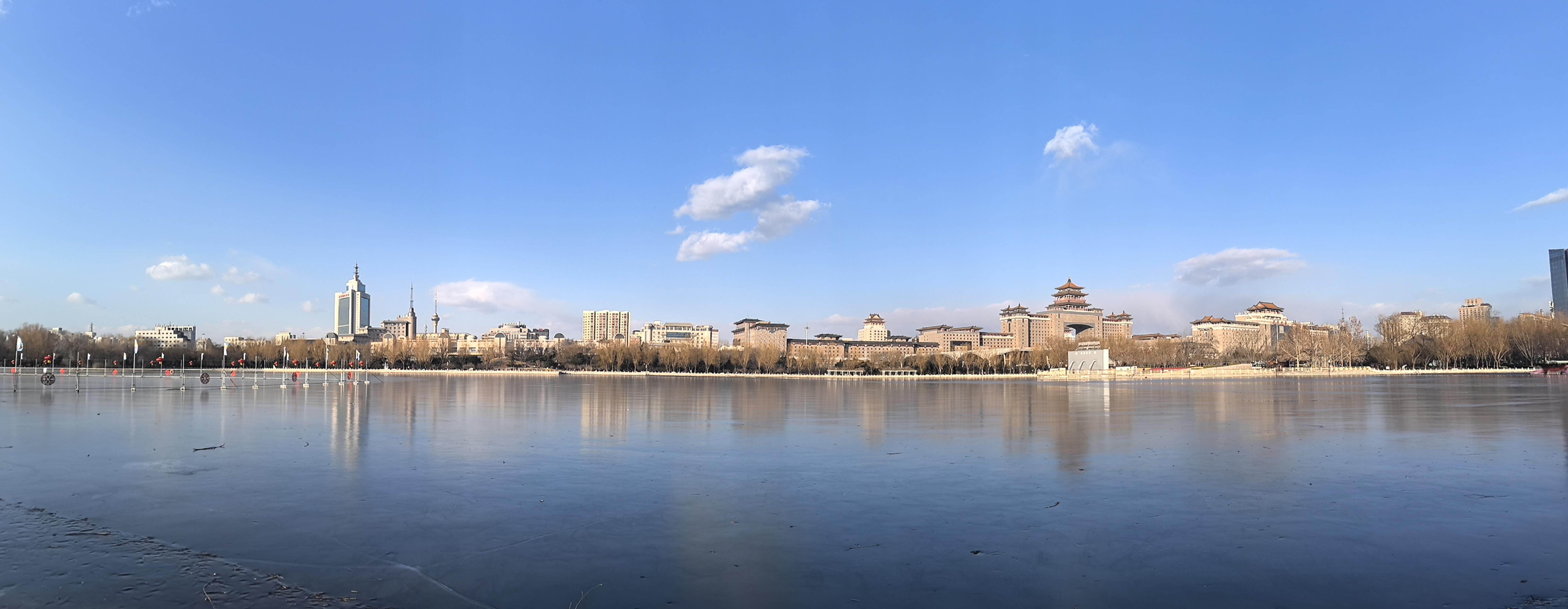 波妞的日常  上午舞蹈团结业，下午天气不错，来公园逛一逛。见识了几位单杠达人的表