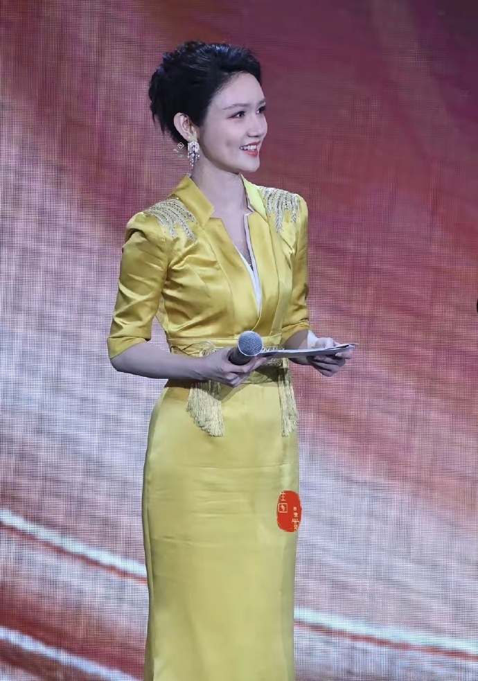 龙洋已争气争气再争气 龙洋五度坐镇总台春晚北京总会场，从初登舞台到如今稳稳拿捏，