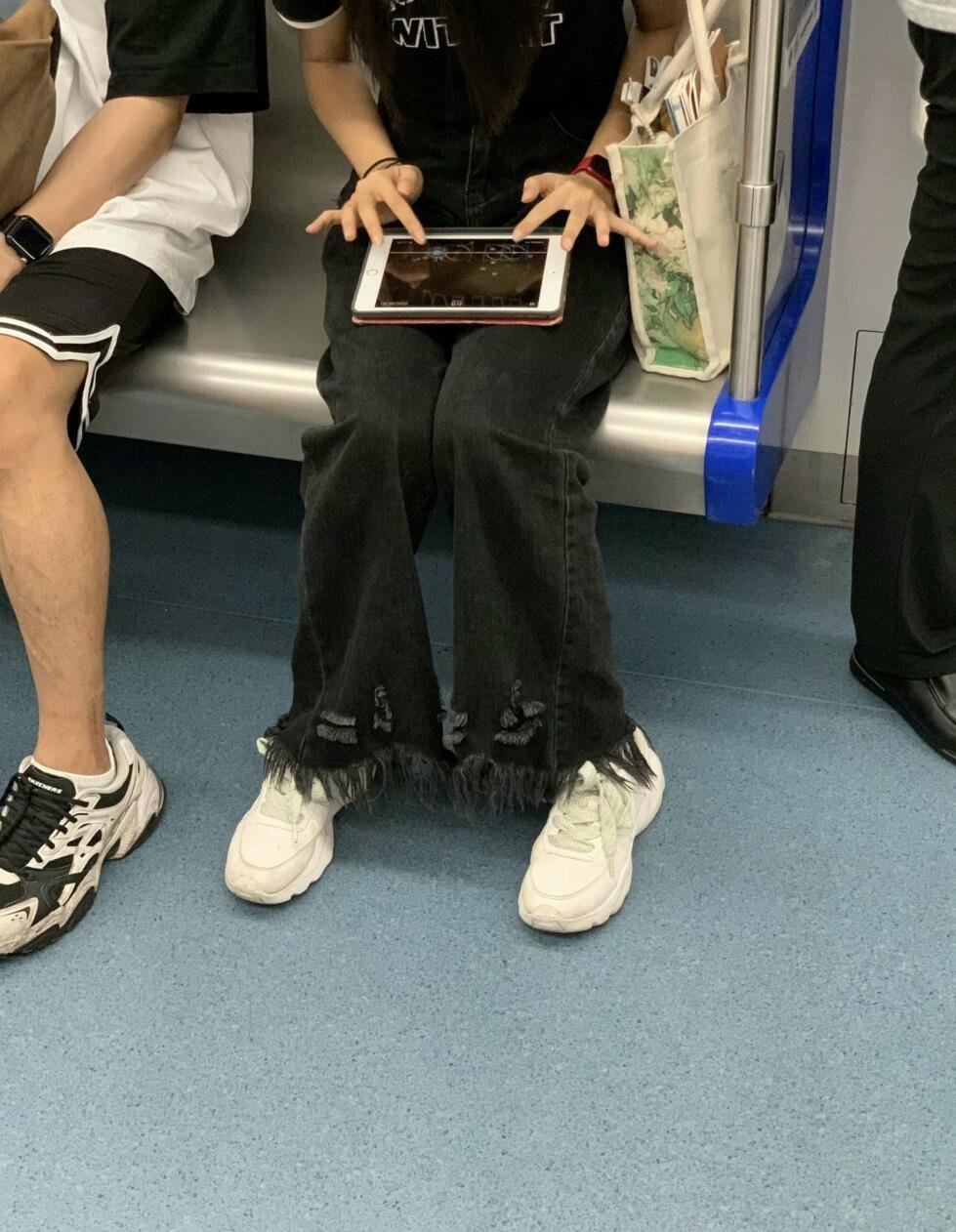 这么老的平板也好意思拿出来玩啊 