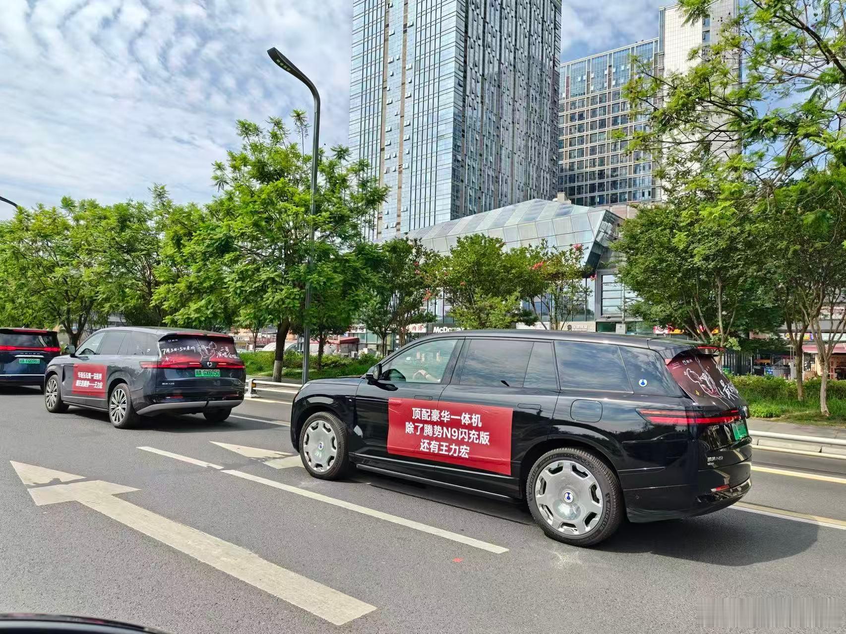 家里收藏超多王力宏周边，这次直接把爱车变成大型应援载体，跟着车队上街展示满心欢喜