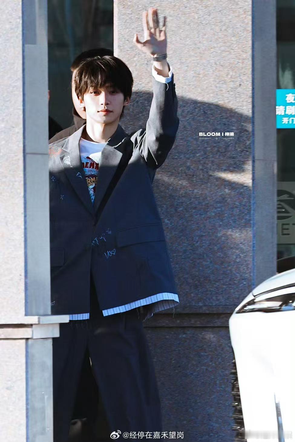 梓渝北京机场到达梓渝和粉丝挥手打招呼梓渝北京机场到达，好帅吧，真的很不错 ​​​