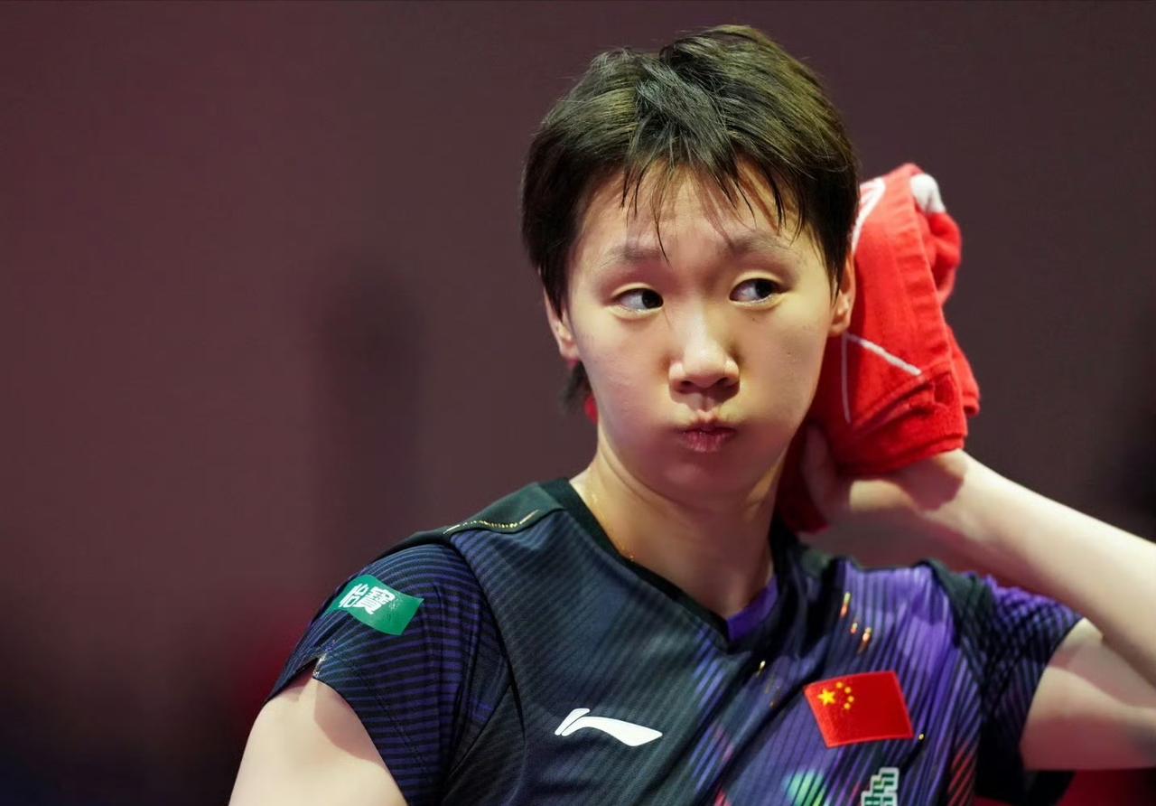 今日WTT新加坡大满贯王曼昱首秀现场，比赛暂停期间，边喝水边擦汗边听马琳教练的场