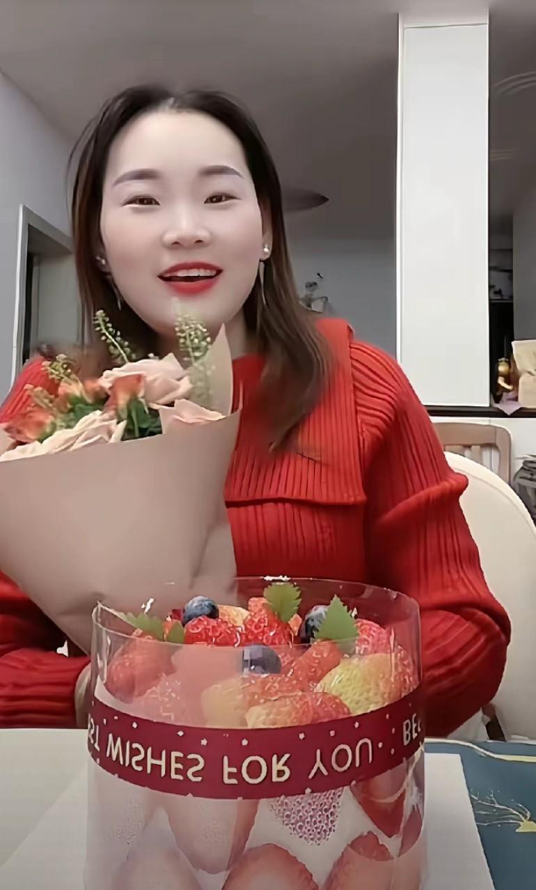 张雪资金链彻底断裂，欠了一屁股债，妹妹张娅从兜里掏出一张银行卡：“哥，拿去吧，这