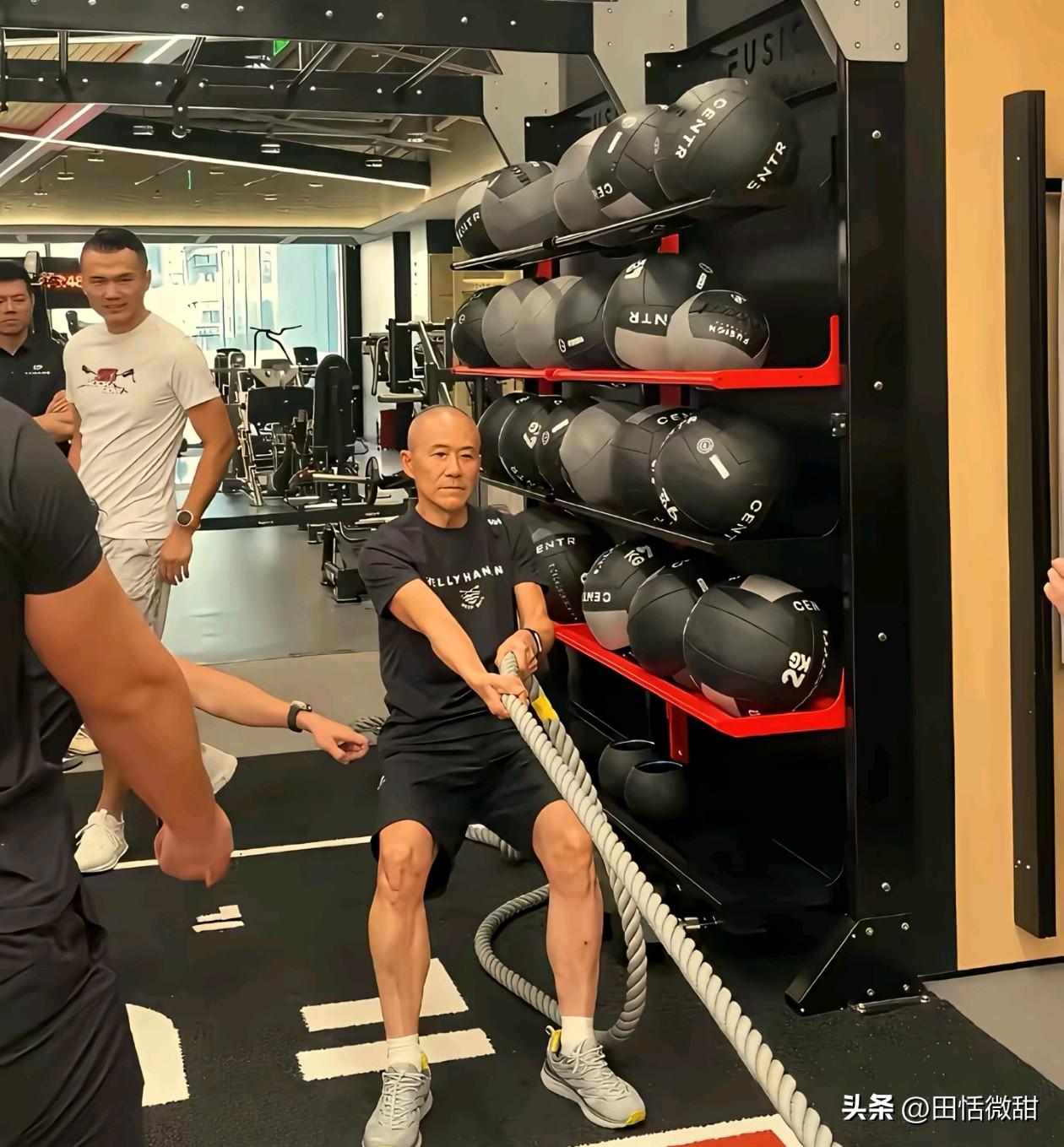 当大佬也是不容易，75岁的王石太想证明自己了。

可是剧烈运动违背自然规律的事还