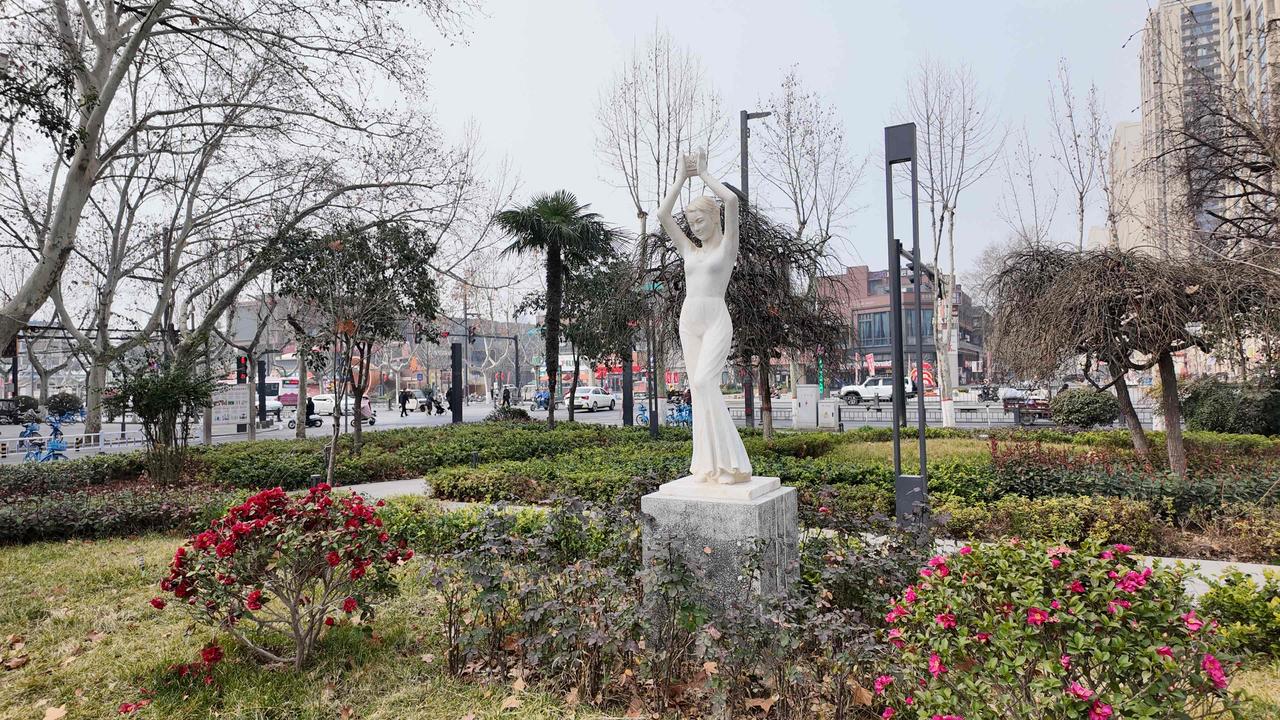 最近回了趟彩虹厂，熟悉的厂区还是老样子。尽管宾馆改造重新开业了，但在熟悉的大堂，