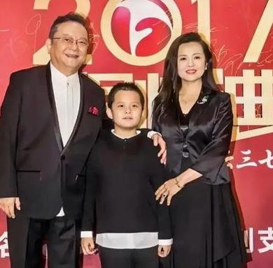 77岁的王刚，60岁的时候得了一子，本以为晚年可以安享清福，没想到现在17岁的儿