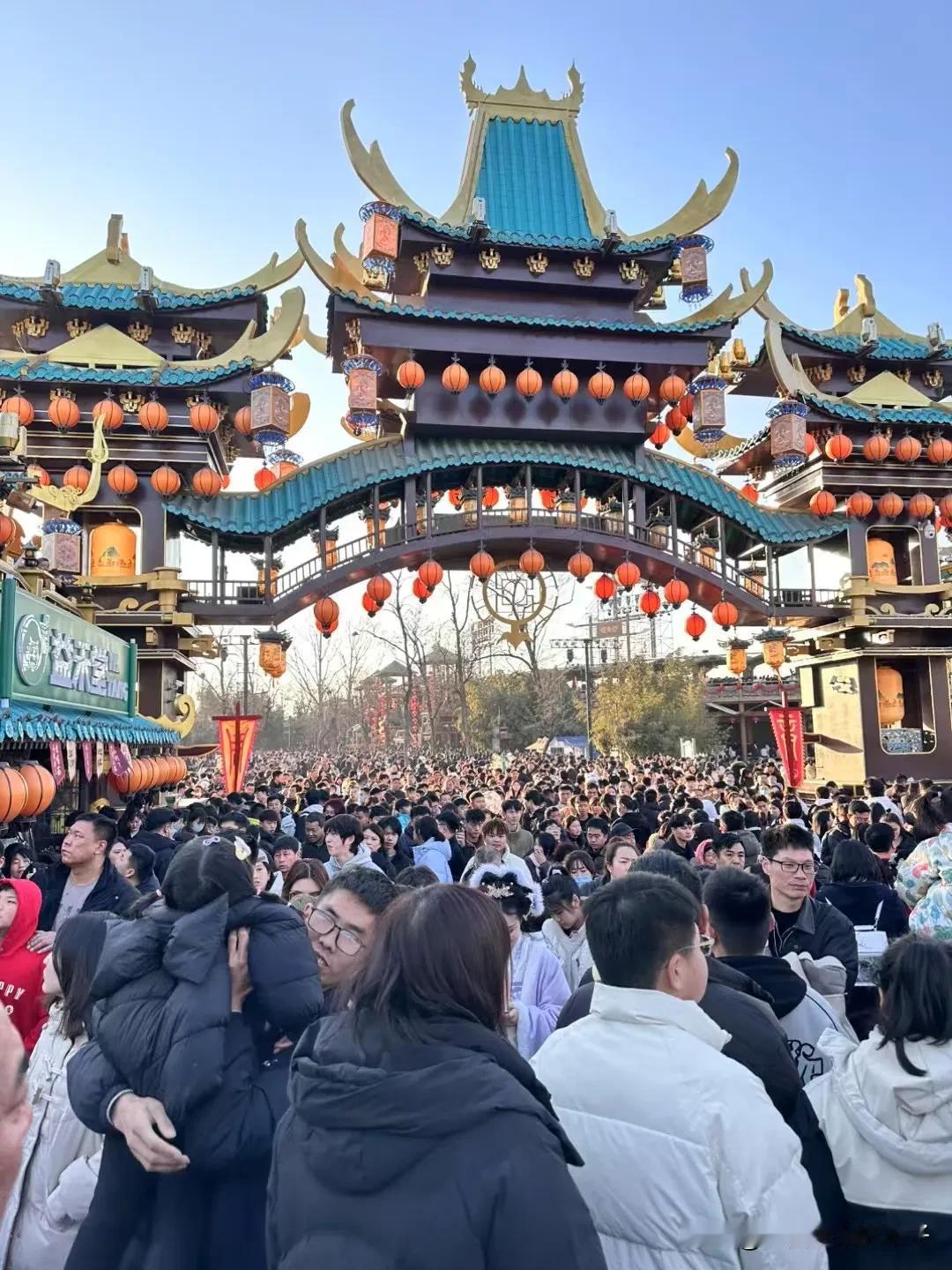 开封万岁山景区，昨天的人流量。春节也马上要变成了旅游黄金周。