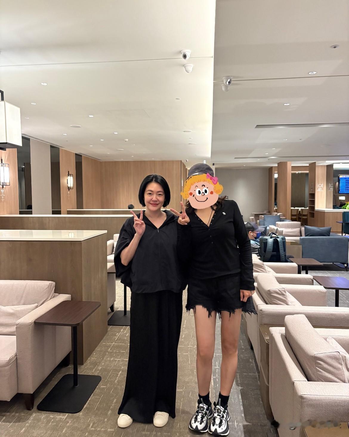 小s竟然带妈妈来上海了！
全家都来了，三个女儿也都在
说是来散心的，她妈妈不会是