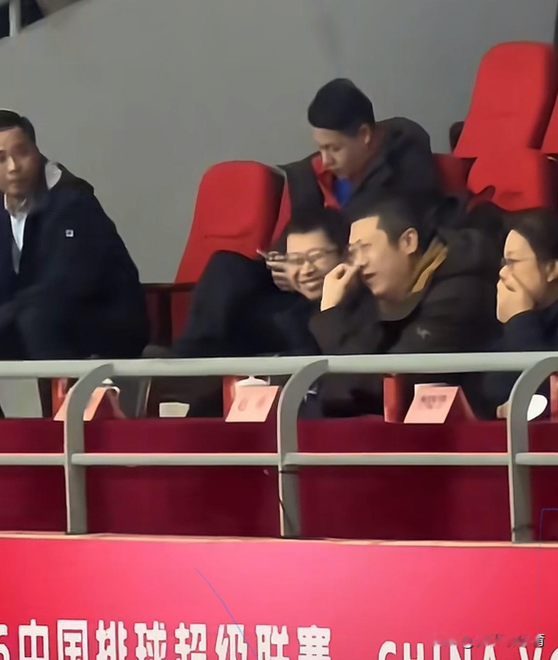 神秘嘉宾空降排超联赛！中国女排主教练赵勇，今日在江苏女排主场，观看了江苏跟升班马