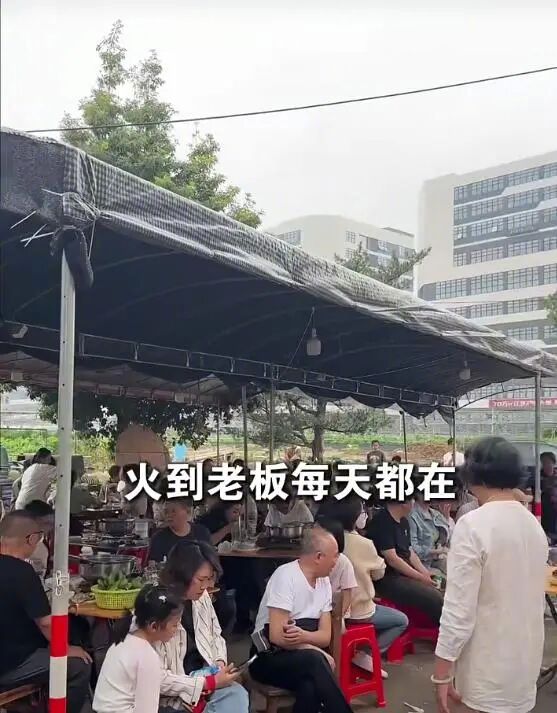 【爆火鸡煲店开始限号，清明假期有人早上6点就去排队！老板被流量“逼疯”，老板娘发