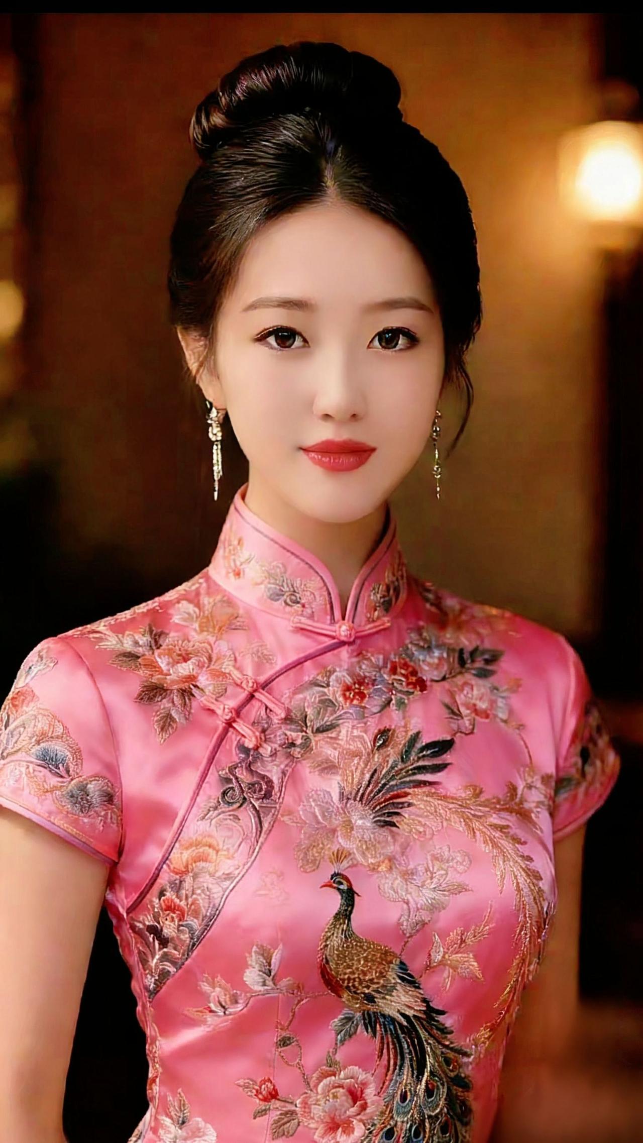 粉缎栖雀，旗袍蕴雅
 
柔粉缎面轻裹肩颈，立领衬出舒展的温，斜襟盘扣轻绾成雅结。