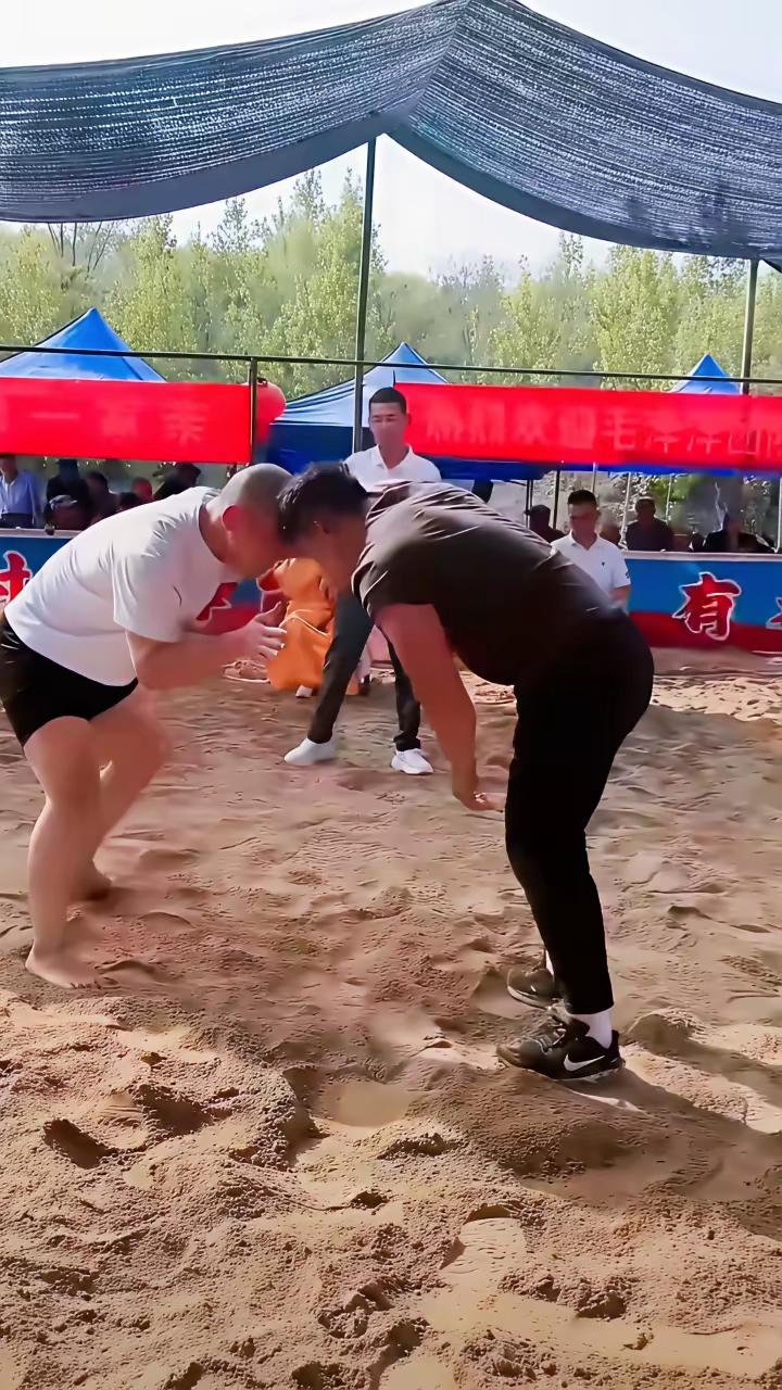 昨天的一场民间高手的摔跤对决，真是精彩。
来自山西的小伙挑战山东的跤场高手天亮。