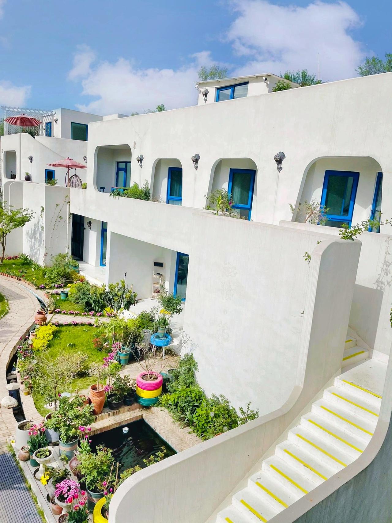 去不了古希腊🇬🇷
到不了大理“理想邦”
那一抹蓝白相间
是我们梦里的地方
西