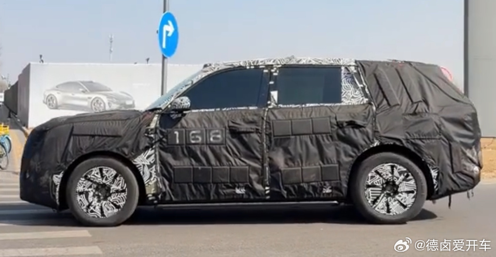 小米昆仑系列增程伪装车的动态，从测试车来看应该没有后轮转向，从尺寸和尾部来看应该