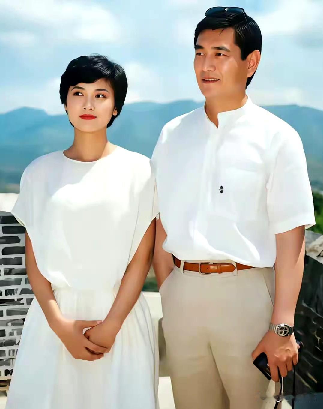 1986年，日本影片《追捕》男主角高仓健访华，“女儿国国王”朱琳与他在长城同框。