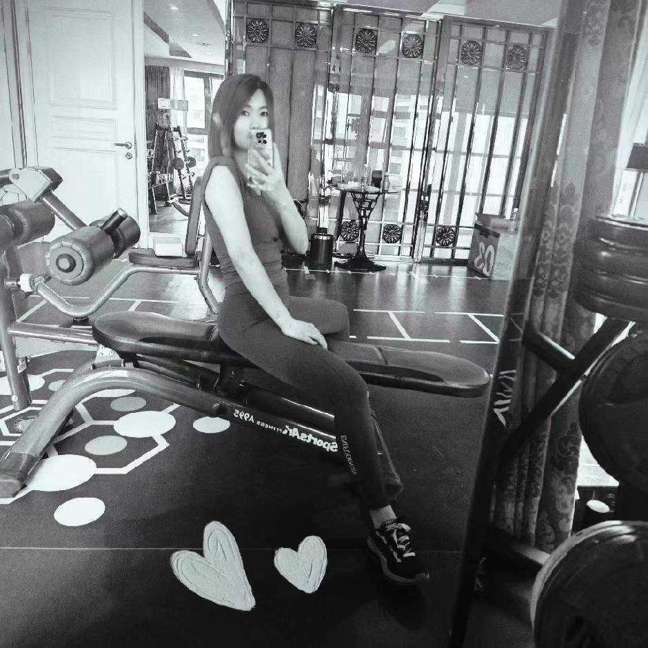 一个已婚女人对你嘘寒问暖，甚至恨不得扑倒你怀里，做出袒胸漏乳的行为，这说明了什么