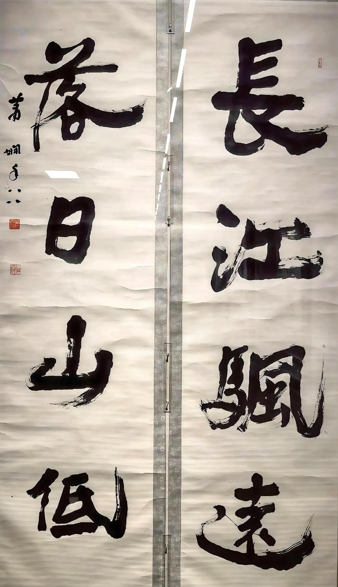 萧娴书法受清末那些魏碑书家的影响很大，小编印象最深的是她写字时的气势很足，好像全