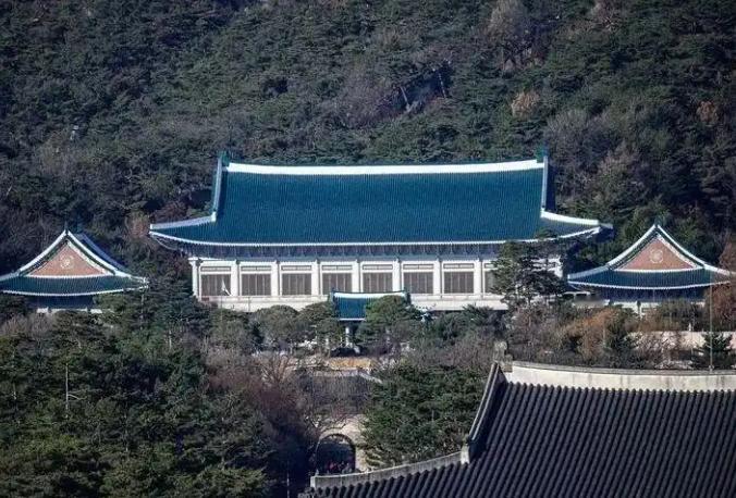 “多家韩媒爆料韩国拟派兵”，青瓦台回应

说白了，韩国如今在霍尔木兹海峡派兵问题