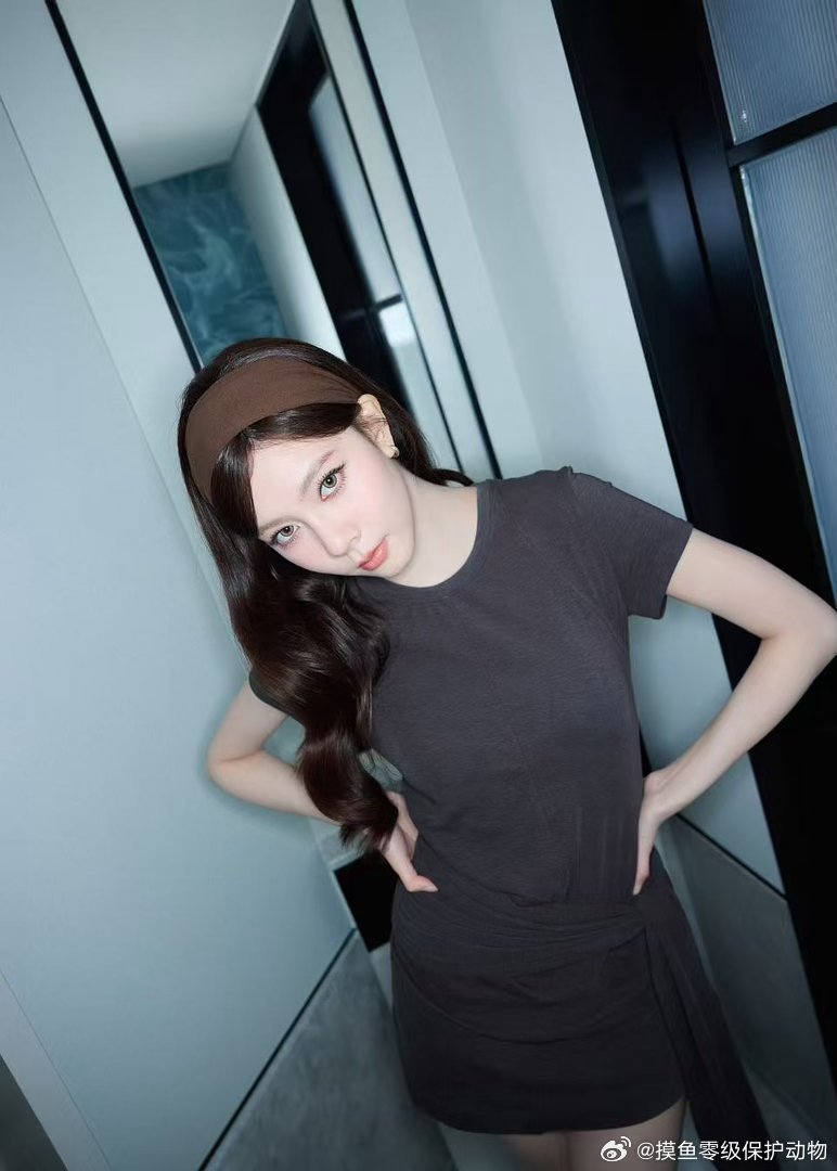 宋妍霏 少关注人的臀 与其盯着一个点，不如看看宋妍霏整个人的状态——紧实的线条、