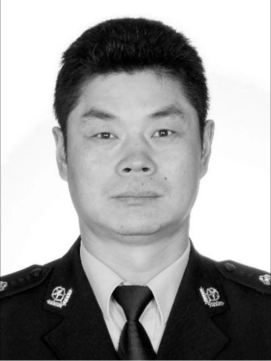 48岁民警手捂鲜血与歹徒搏斗。近日，成都民警张义文同志被追授为“成都市优秀共产党