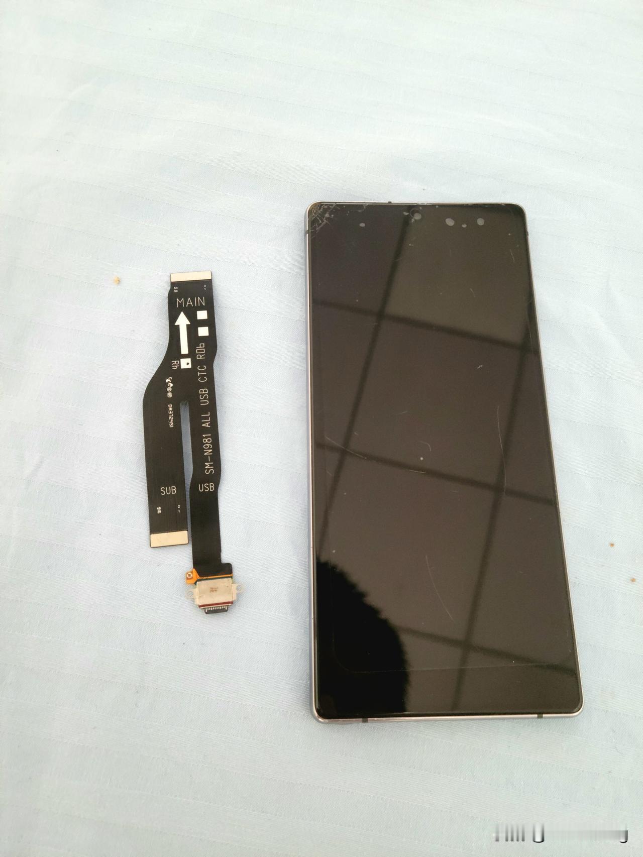 大家还记得我那部烧坏的三星note20吗？
我那部三星note20是在去年的时候