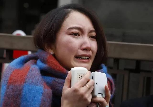 睡梦中，我被一阵猛烈的砸门声惊醒！睁开眼，眼前居然是两个满脸横肉的壮汉！

我还