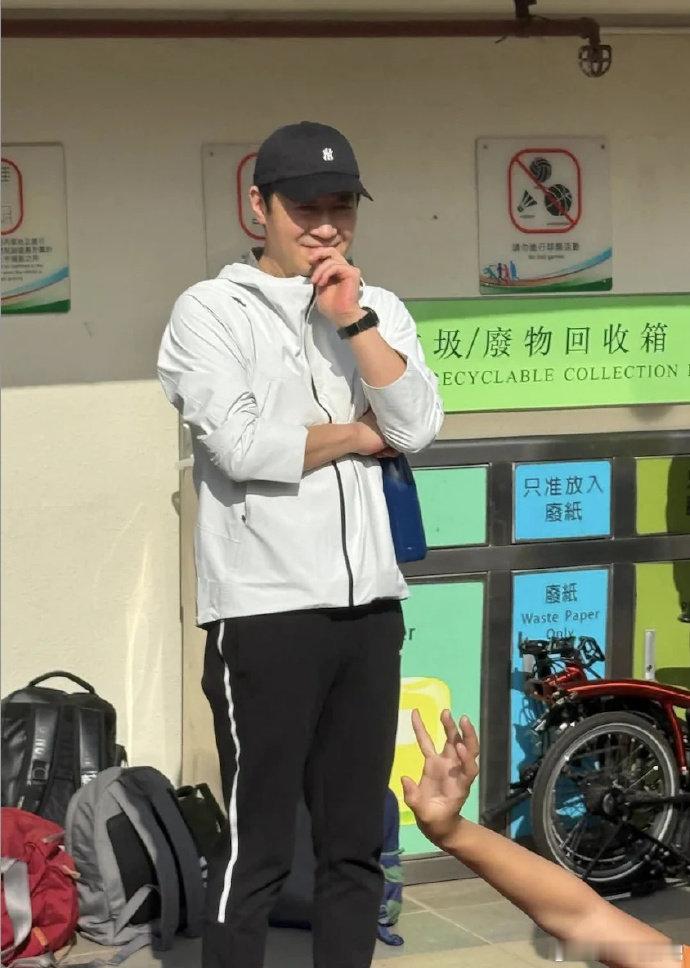 黎明现身女儿校运会黎明参加女儿校运会黎明昨日惊喜出现在女儿校运会，瞬间成为校园里