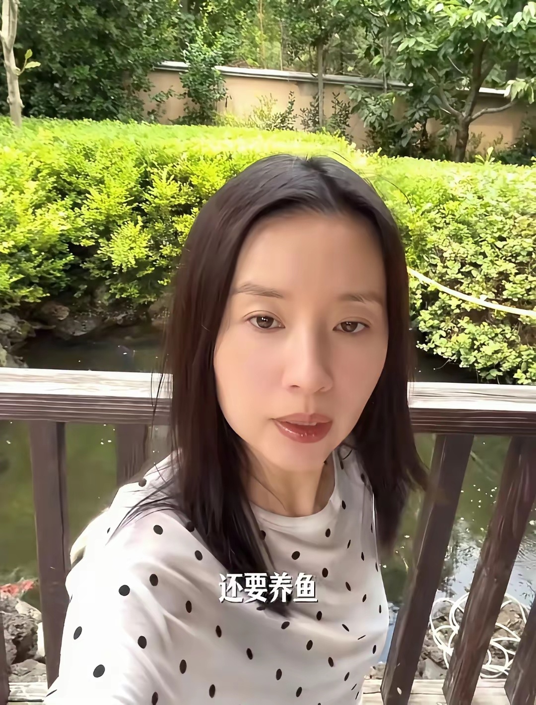 董洁晒自家在大连的别墅，独栋带院子至少500平，儿子顶顶小时候领养的大金毛狗就放