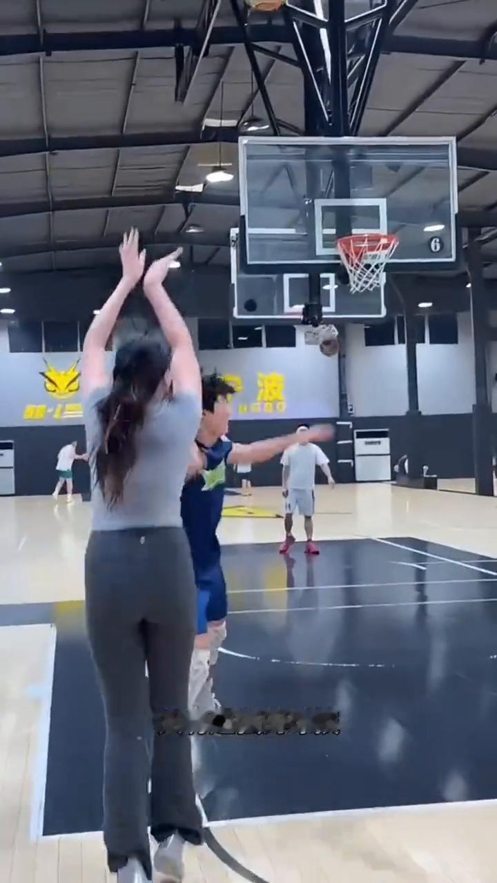 女子篮球秀。
球场上竟藏着一位篮球女神。这位女子和一群男子同场竞技，打篮球本以为
