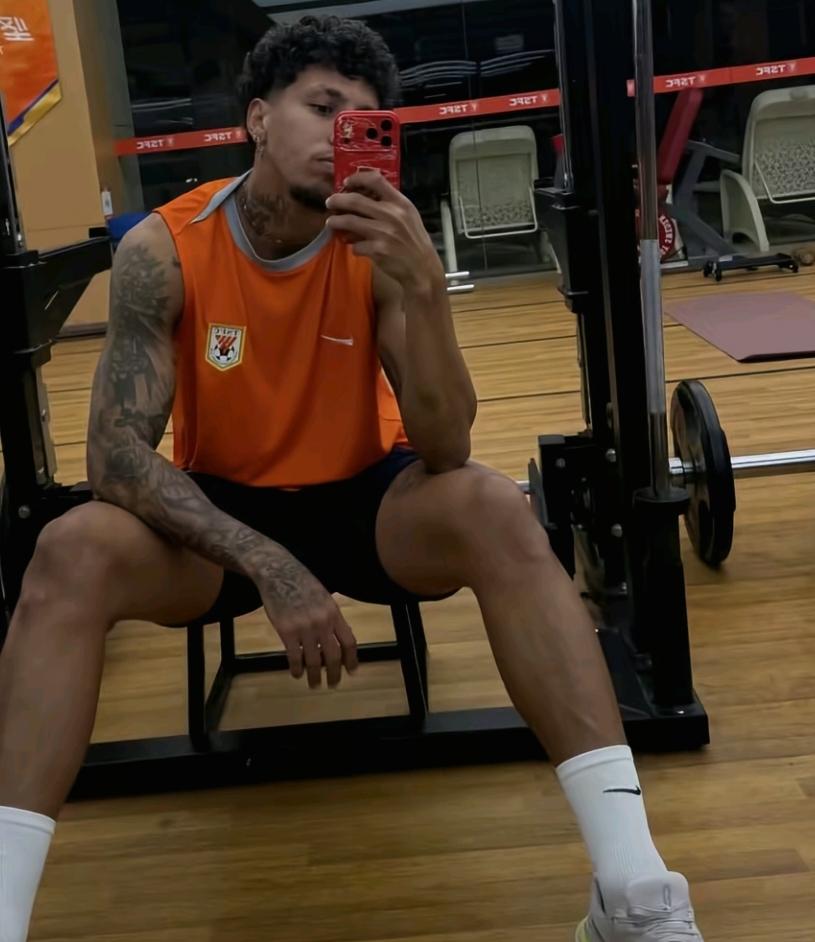 泰山外援克雷桑发了自己在健身房训练和在家里做治疗的照片，看克雷桑的样子，受的伤问
