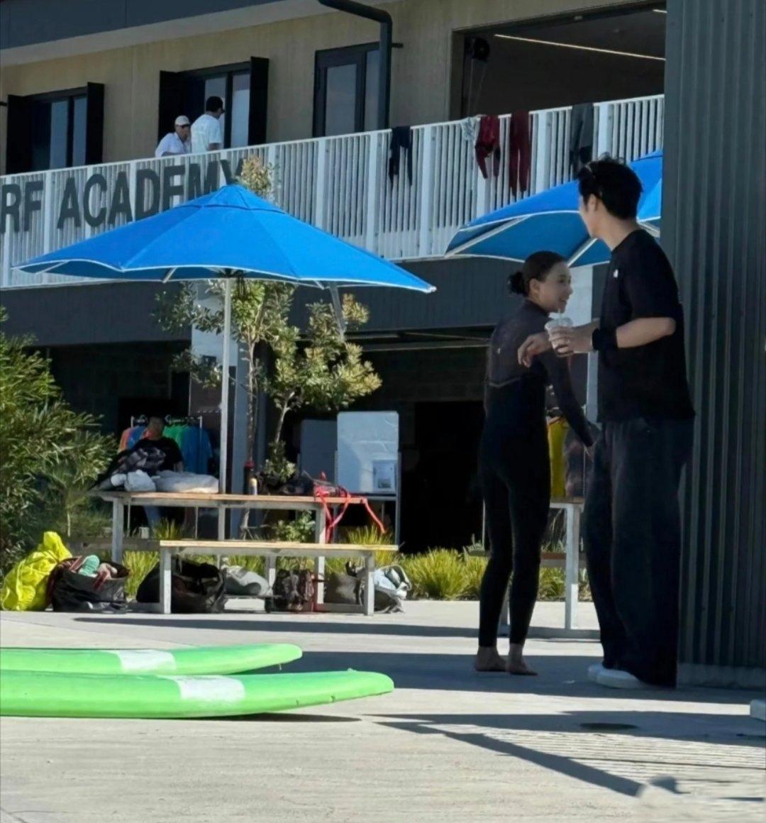 英国偶遇窦骁何超莲，甜蜜如初引祝福

近日，有网友在英国伦敦偶遇窦骁与何超莲，瞬