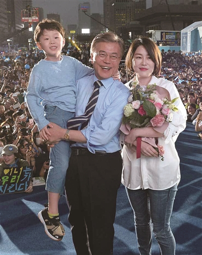 韩国检方起诉前总统文在寅韩国前总统文在寅被起诉了。韩国检方指控文在寅女儿和女婿从