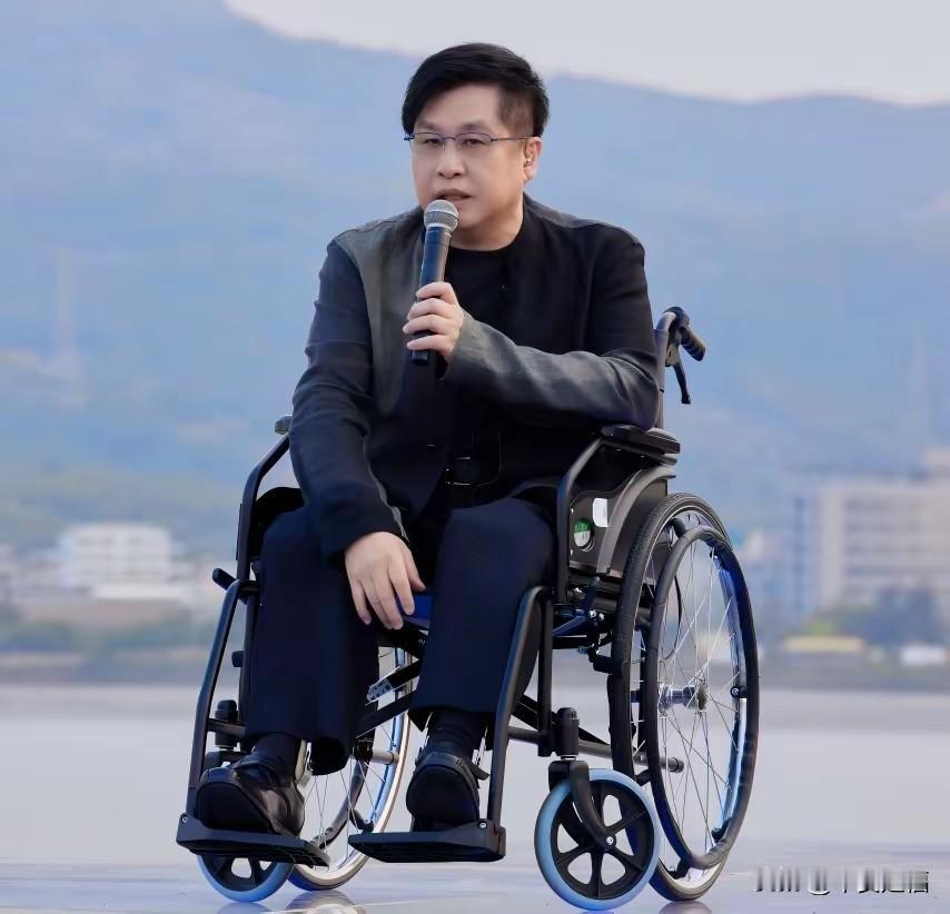 郑智化：本来可以从从容容，结果非要把自己搞到“连滚带爬”
 
这话用来形容他前段