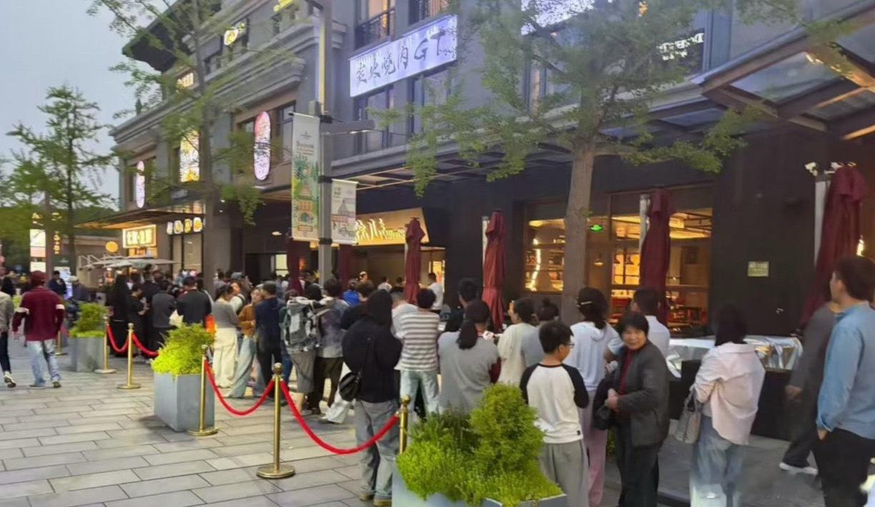 文章面馆这价格，能算亲民吗，好多人去捧场 