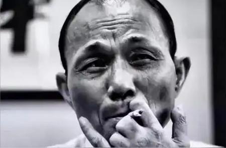 1993年，尧建云带着1000万在公海豪赌，在赌桌上，尧建云故技重施出“老千”，