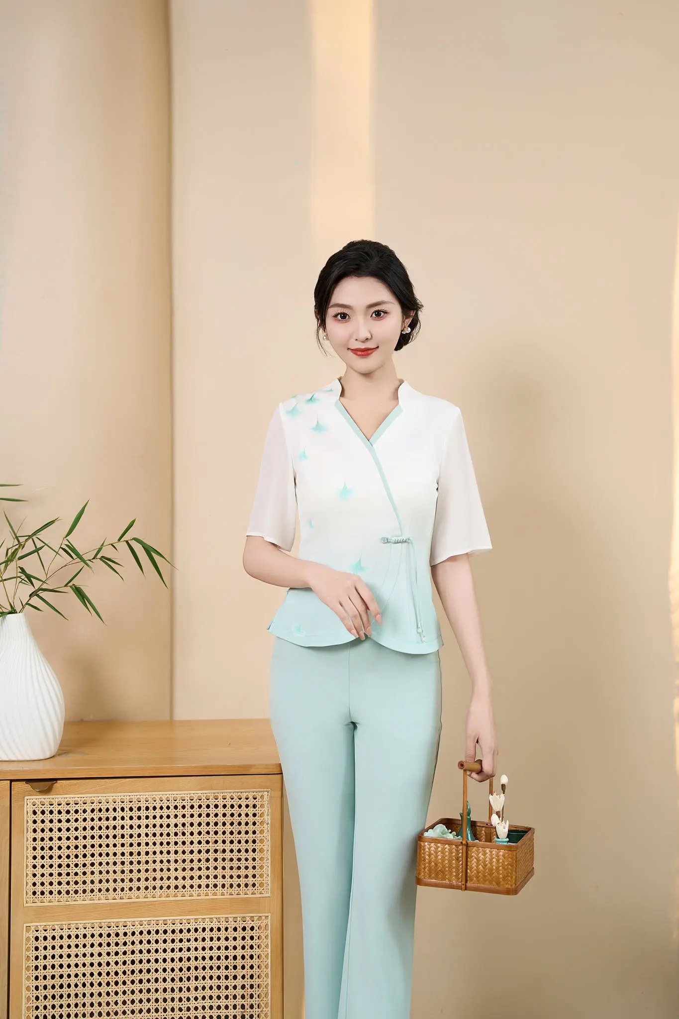 2025 春夏新中式足浴技师工作服。