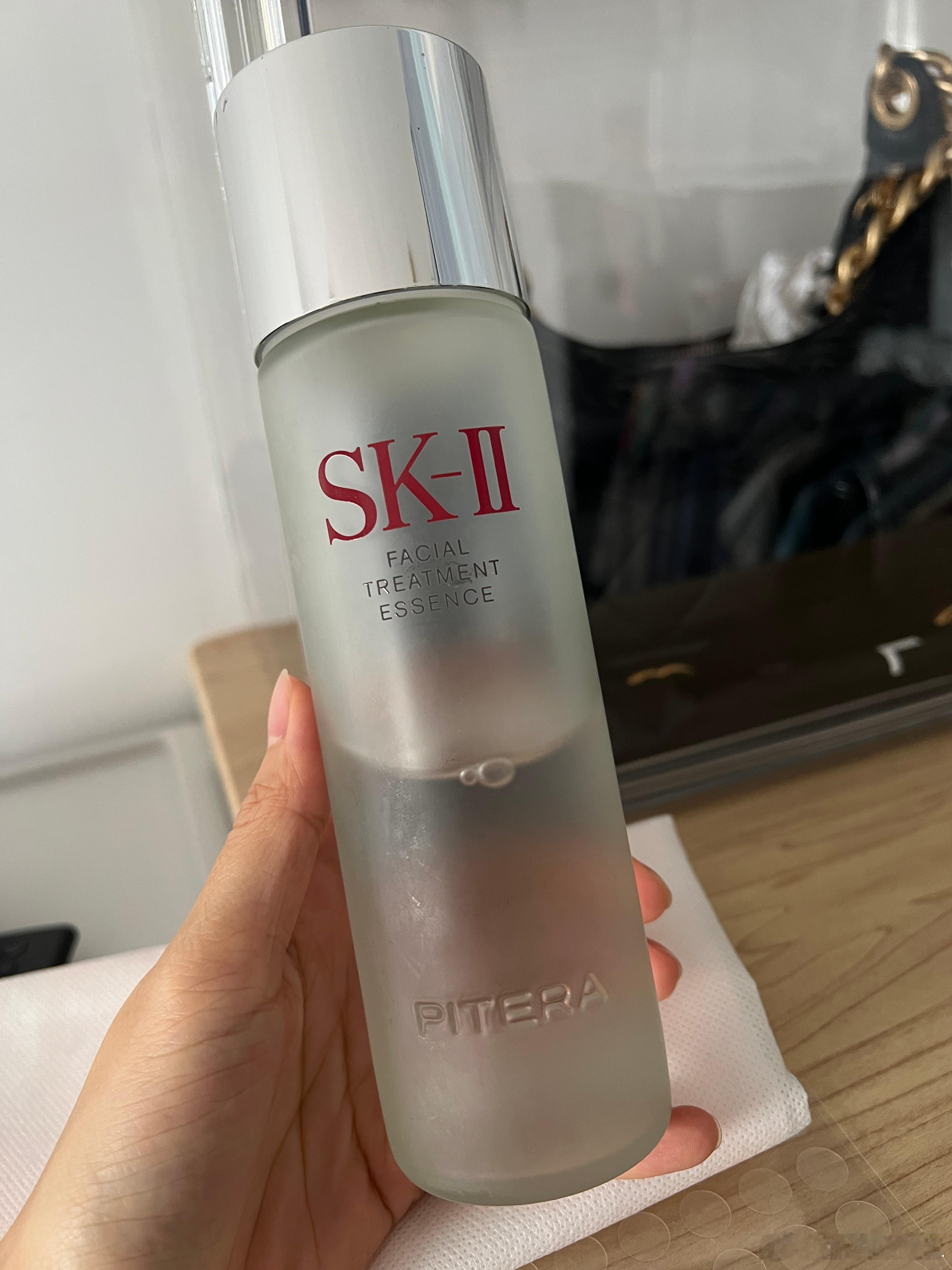 被妈妈和闺蜜同时安利sk2神仙水，用了才知道什么叫“抗老界的扛把子”！每天拍脸后