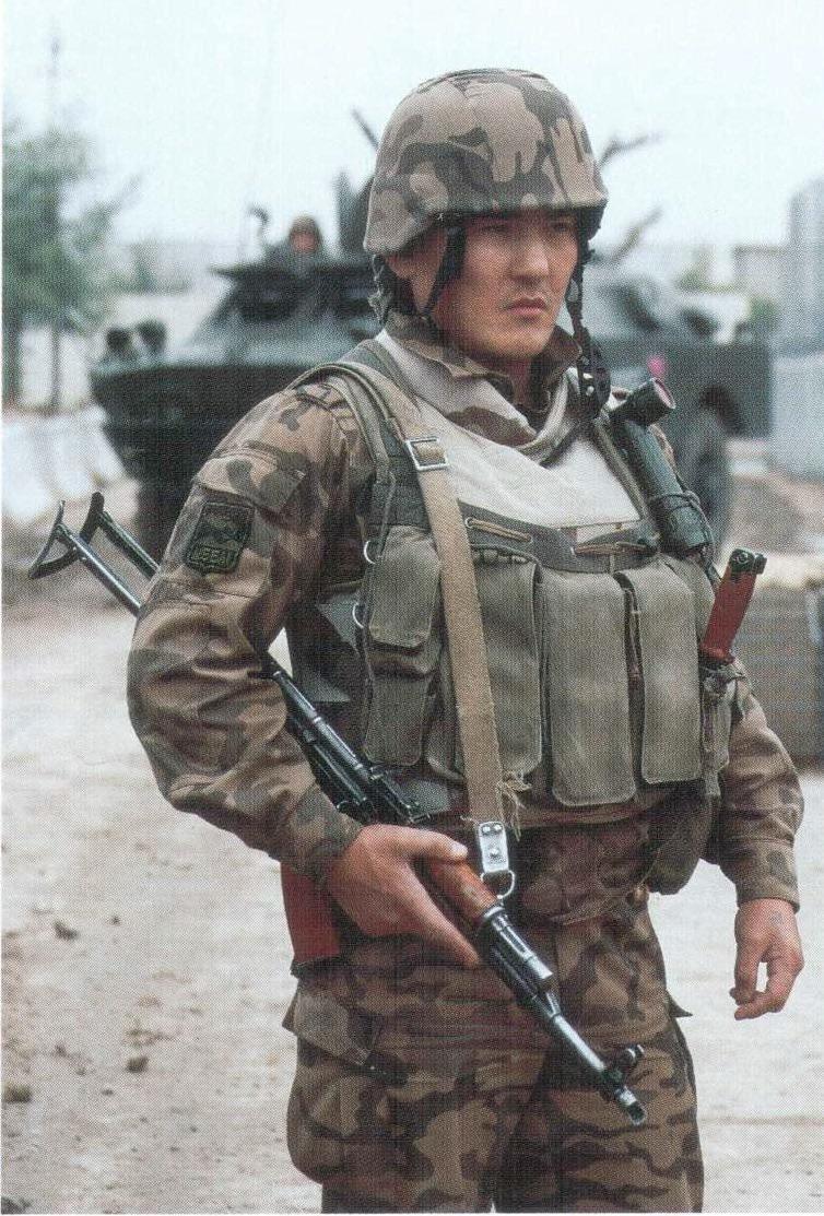 2003年伊拉克战争期间蒙古军队作为美军领导的联军一员参与行动
随附的四张照片展