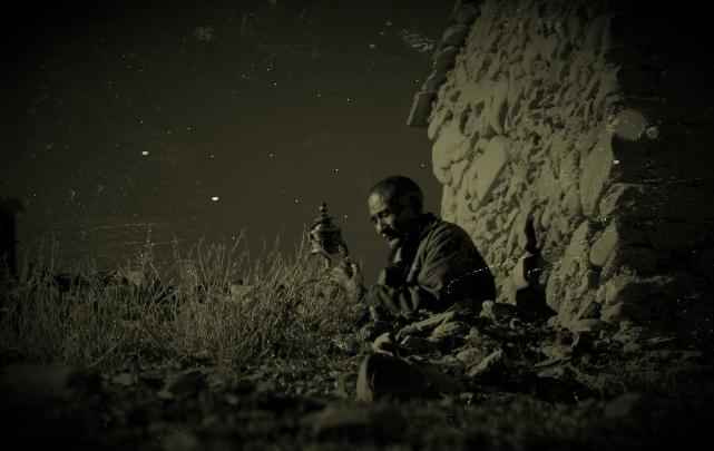 原始苯教的祭祀和葬仪等法事活动中的杀牲，间或人殉，备受后世非议诟病。

这不仅存