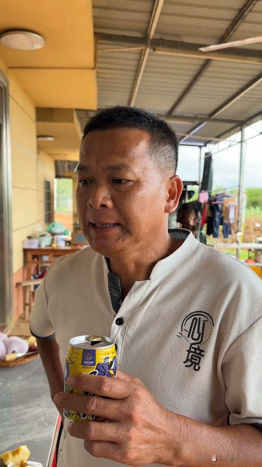 近日，全红婵爸爸又更新了两个vlog，这两个视频全妈妈都没有出镜。一条是向大家推