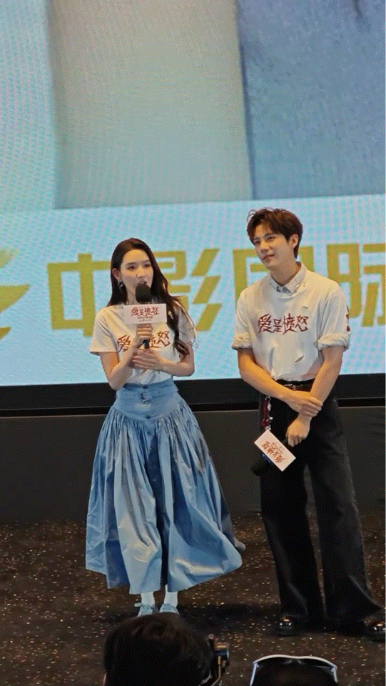王玉雯蹦蹦跳跳闯进我的镜头王玉雯蹦蹦跳跳出场抓拍生图尽显元气，王玉雯蹦蹦跳跳向前
