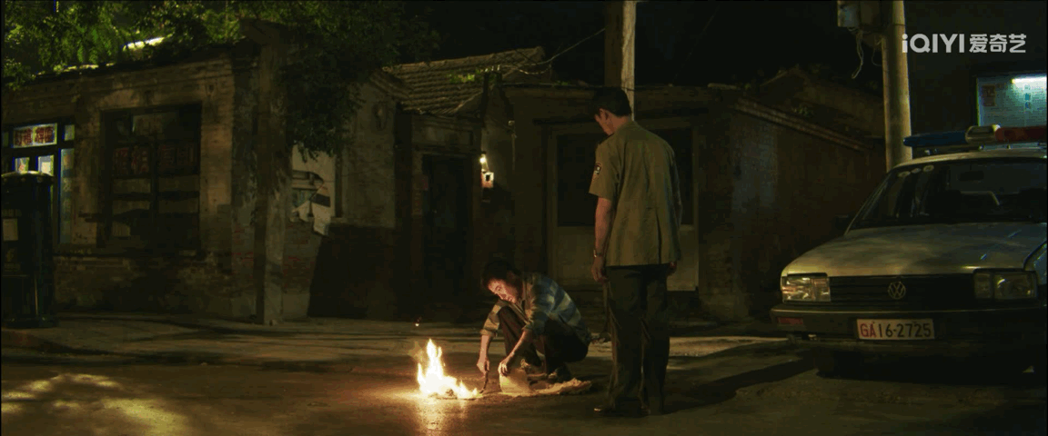 他永远困在了女儿被害的雨夜 《树影迷宫》里周卫平为女儿送礼物的细节，看得人心里发