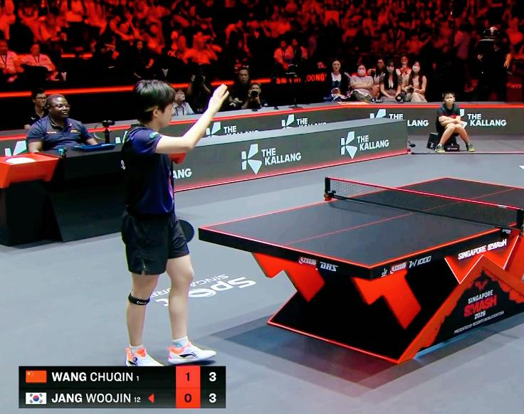 多次闪光灯！直接打乱了王楚钦的节奏。

裁判已经警告了两次关闭闪光灯，
还有人拿