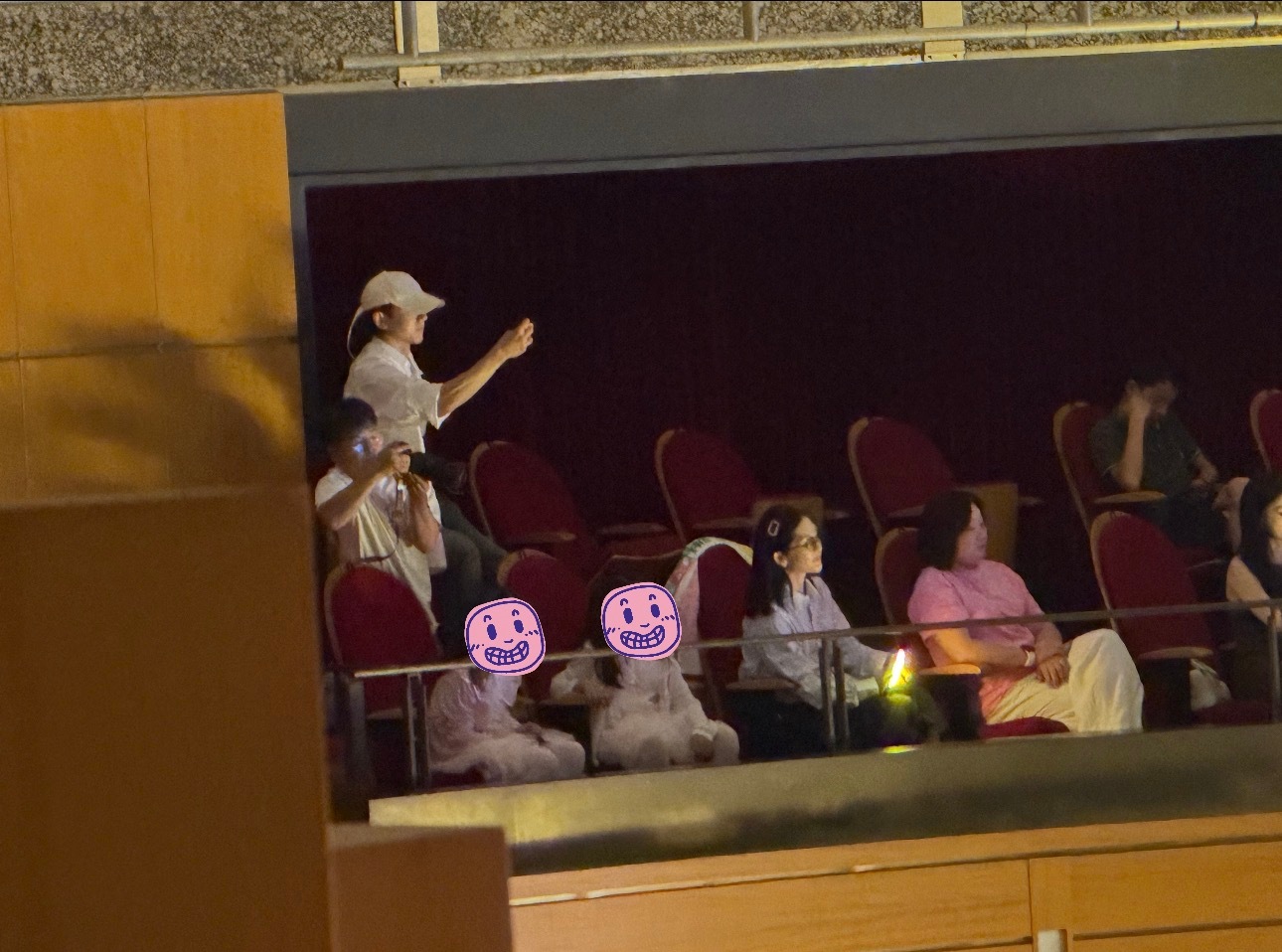 张杰谢娜一家看女儿演出张杰谢娜看芽芽演出一家人都去看芽芽演出啦