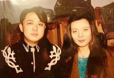 1999年，28岁的谢津洗完澡后，从23层高楼一跃而下，临终时，她躺在母亲的怀里