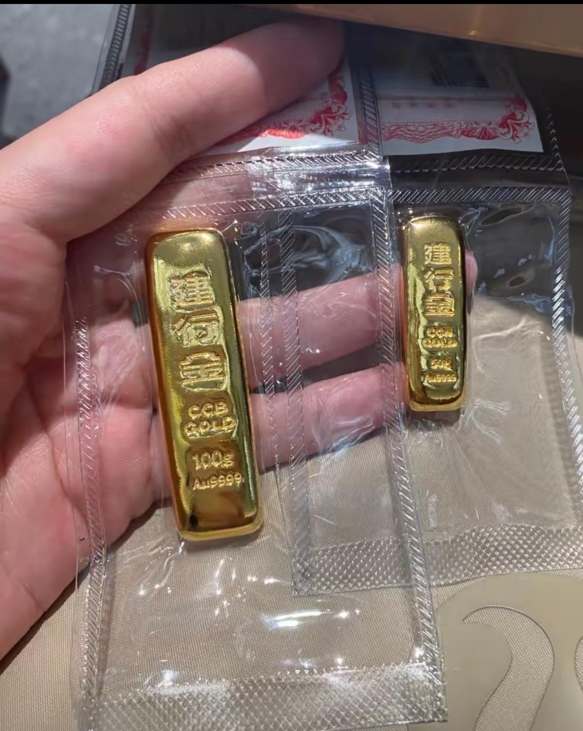 手里有黄金的全被套了

今天金价跌得太狠，上午还1070一克，半天就跌破1000