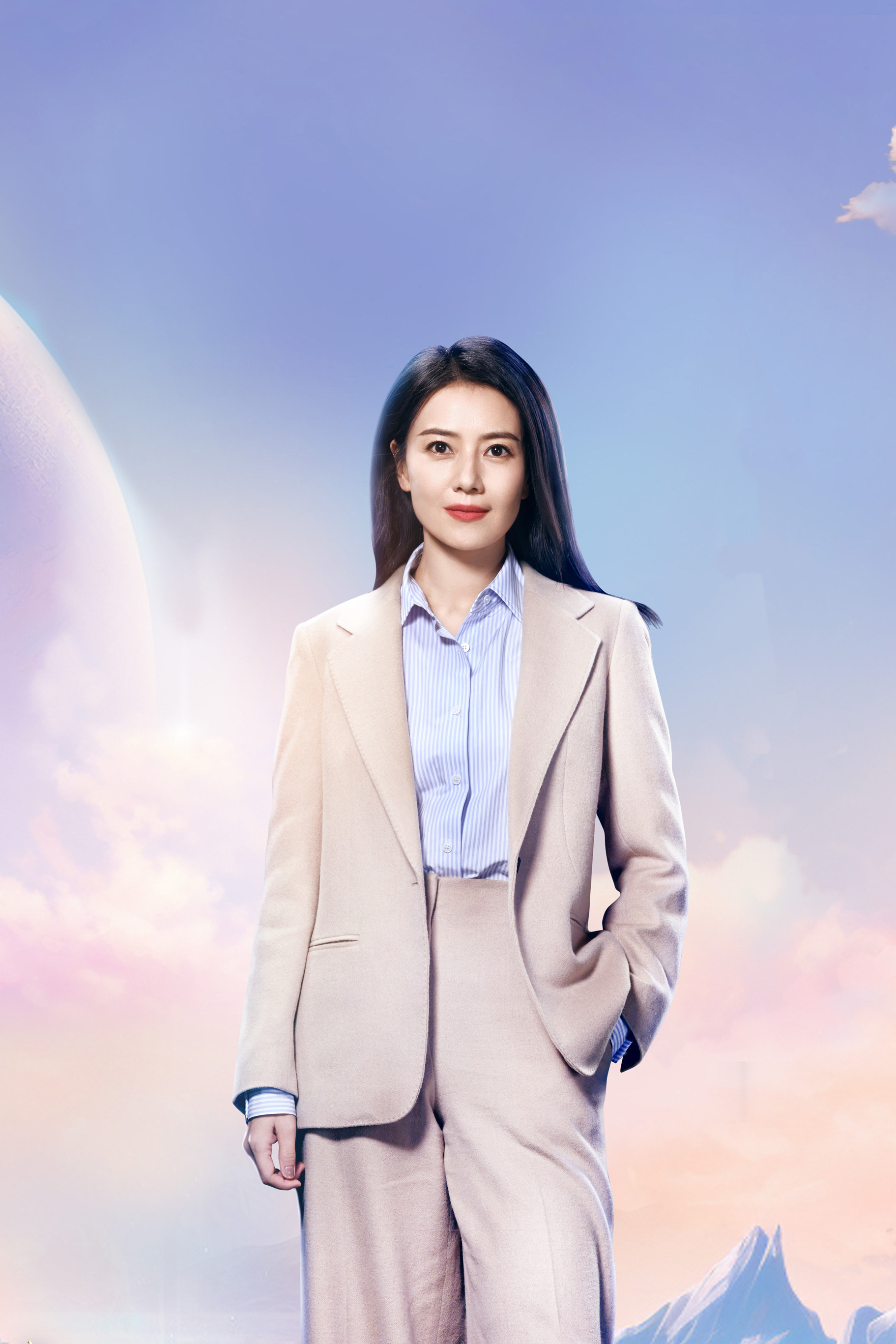 温婉大气的气质展现得淋漓尽致。浅米色西装套装利落干练，内搭的蓝白条纹衬衫增添了几