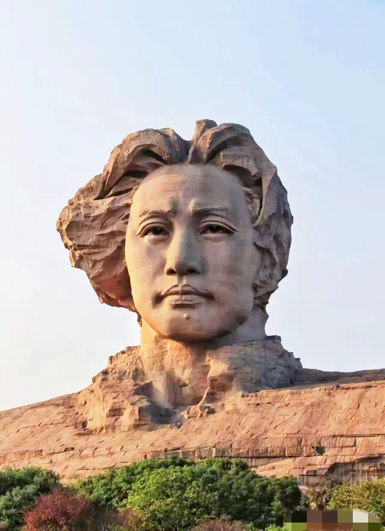 三百年祸害中华的满清，虽在无数先烈的反抗下走向崩盘，可真正彻底砸碎旧时代、让中国