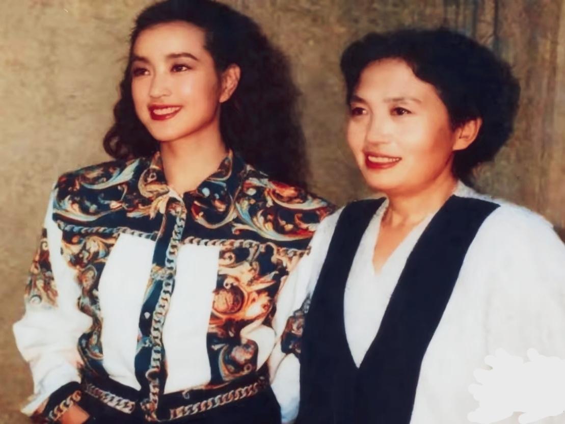 那年，刘晓庆见到了谁那么高兴，连忙同她一起合影…