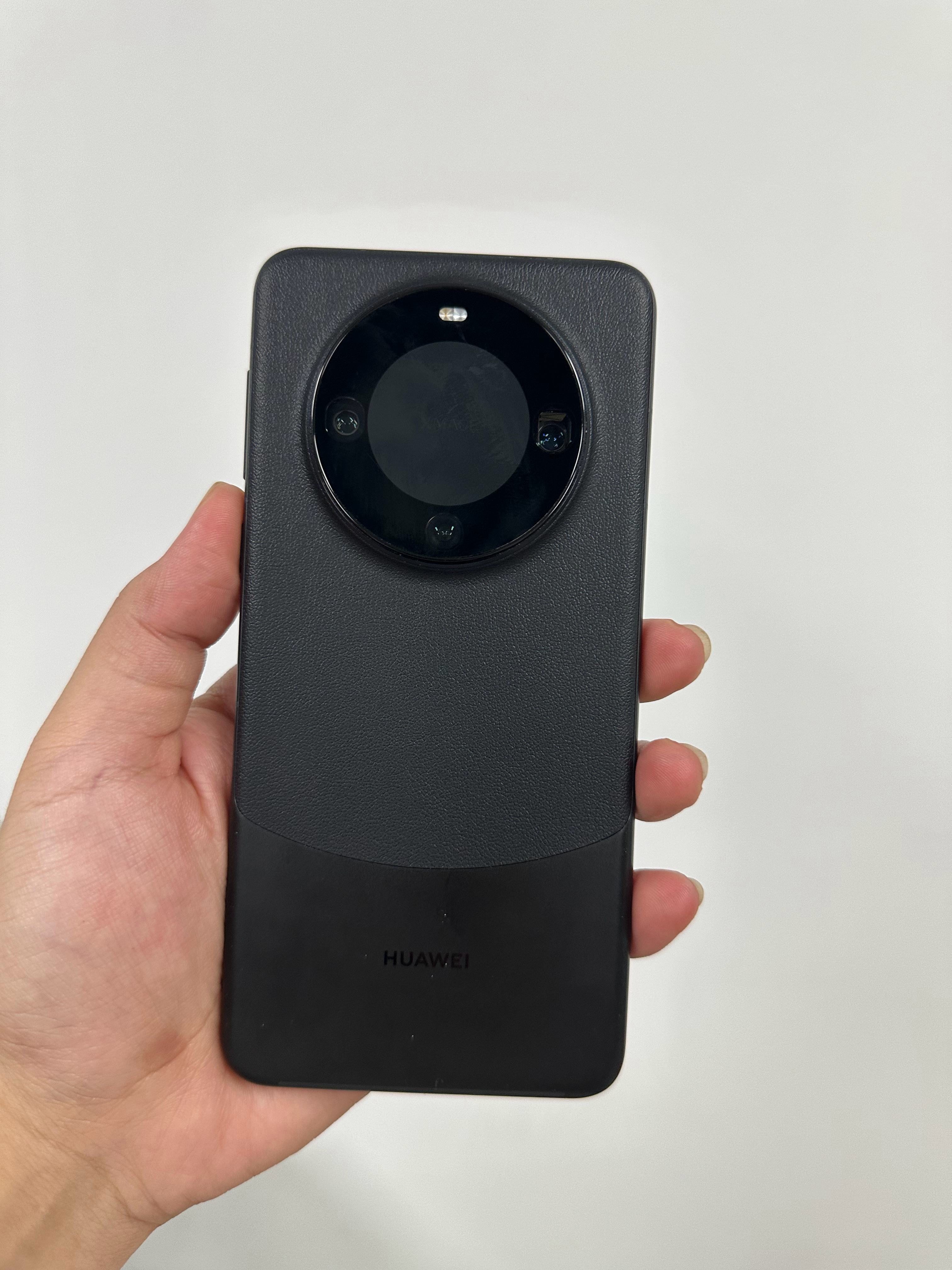 用一句话形容现在的Mate60Pro食之无味，弃之可惜。目前二手3K这个价位，能